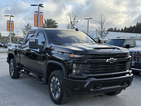 Used 2024 Chevrolet Silverado 2500 Custom w/ Custom Value Package image 4