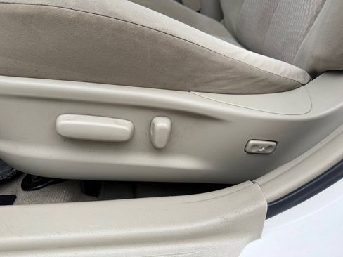 Used 2010 Toyota Camry SE FWD image 19