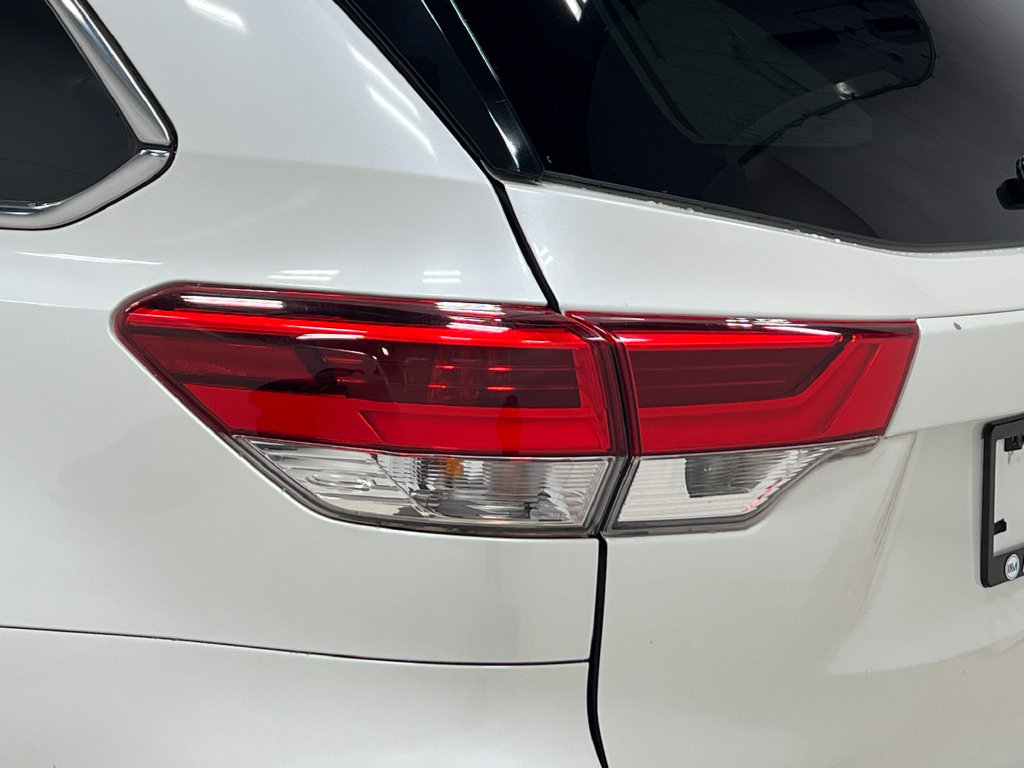 Used 2018 Toyota Highlander XLE AWD/4WD image 36