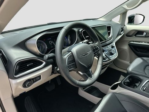 Used 2024 Chrysler Pacifica Touring-L FWD image 9