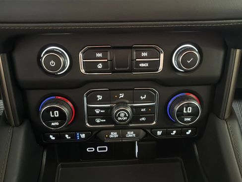 Used 2024 Chevrolet Tahoe High Country AWD/4WD image 24