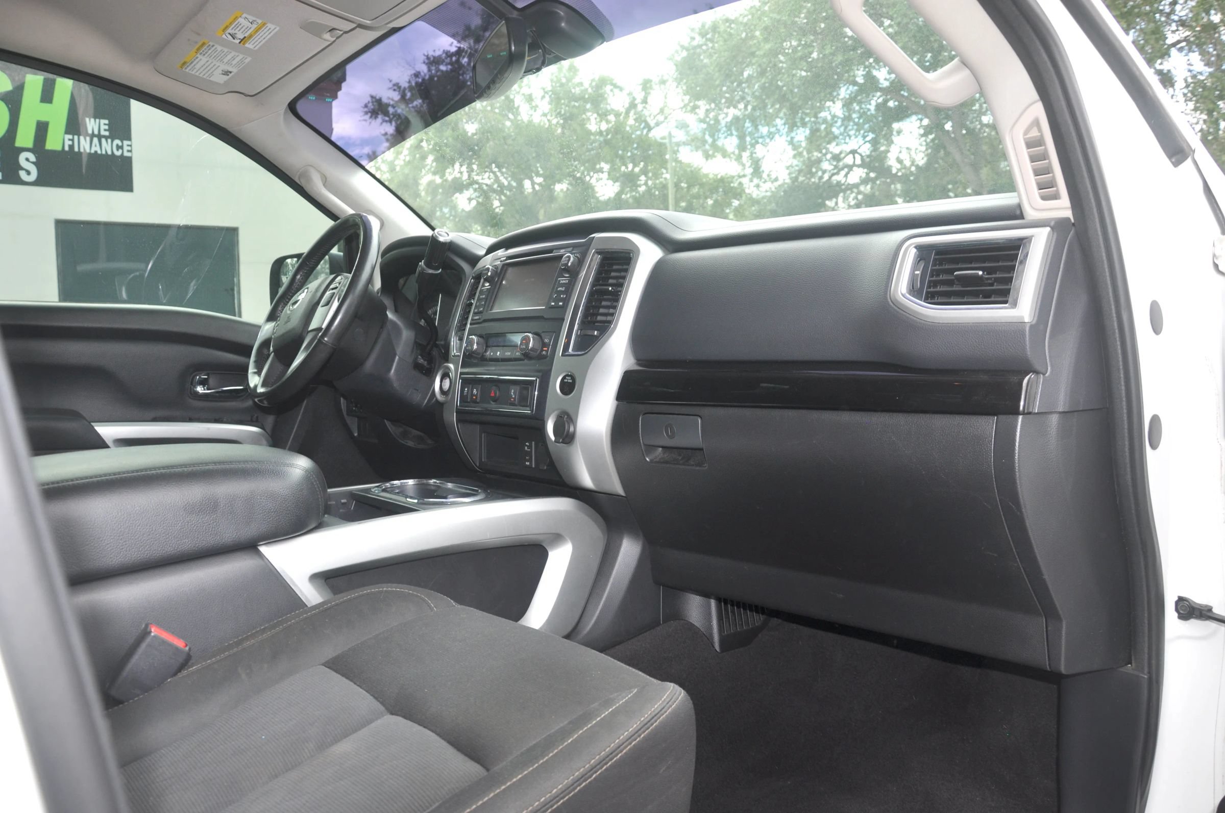 Used 2018 Nissan Titan SV w/ SV Convenience Package RWD image 37