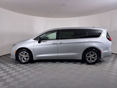 Used 2024 Chrysler Pacifica Limited image 15