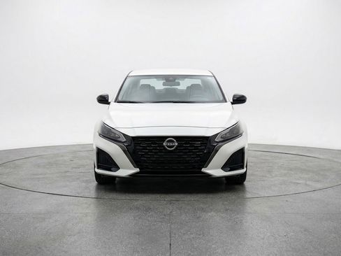 Used 2025 Nissan Altima 2.5 SV FWD image 2