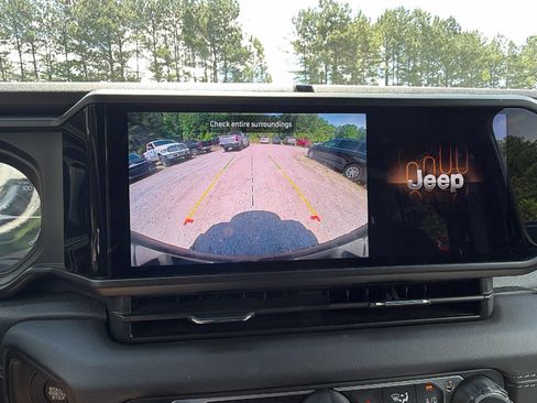 Used 2025 Jeep Wrangler Unlimited Sahara w/ Safety Group AWD/4WD image 32