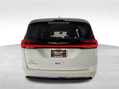 Used 2023 Chrysler Pacifica Touring-L FWD image 6