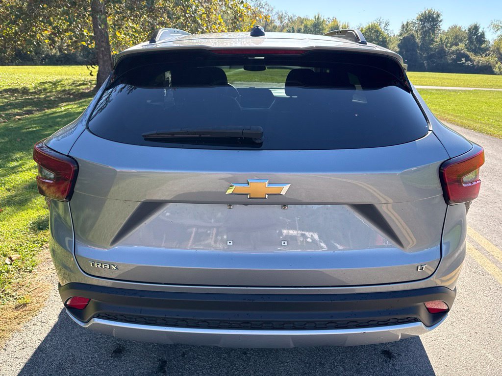Used 2025 Chevrolet Trax LT FWD image 6