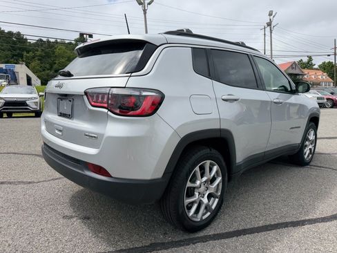 Used 2024 Jeep Compass Latitude AWD/4WD image 5