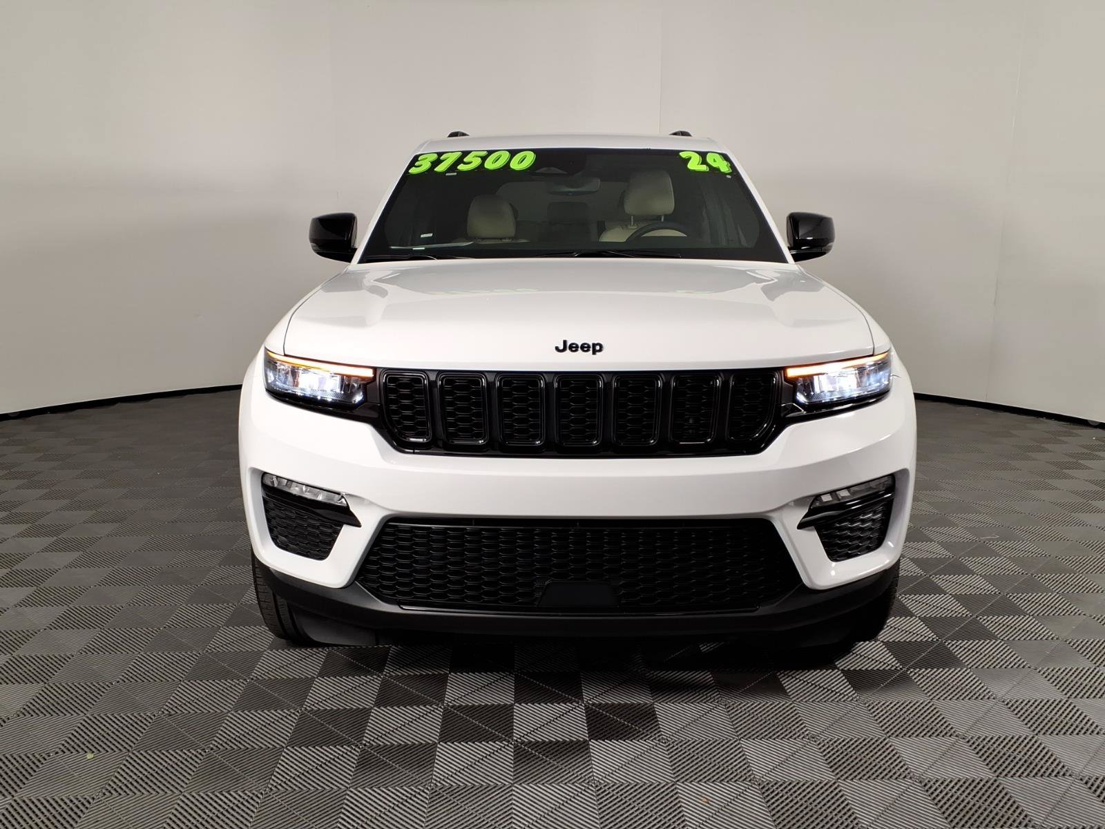 Used 2024 Jeep Grand Cherokee Limited w/ Black Appearance Package AWD/4WD image 2