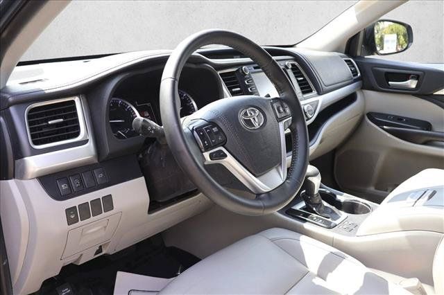 Used 2019 Toyota Highlander XLE AWD/4WD image 10