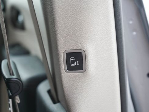 Used 2018 Chrysler Pacifica Touring-L FWD image 17