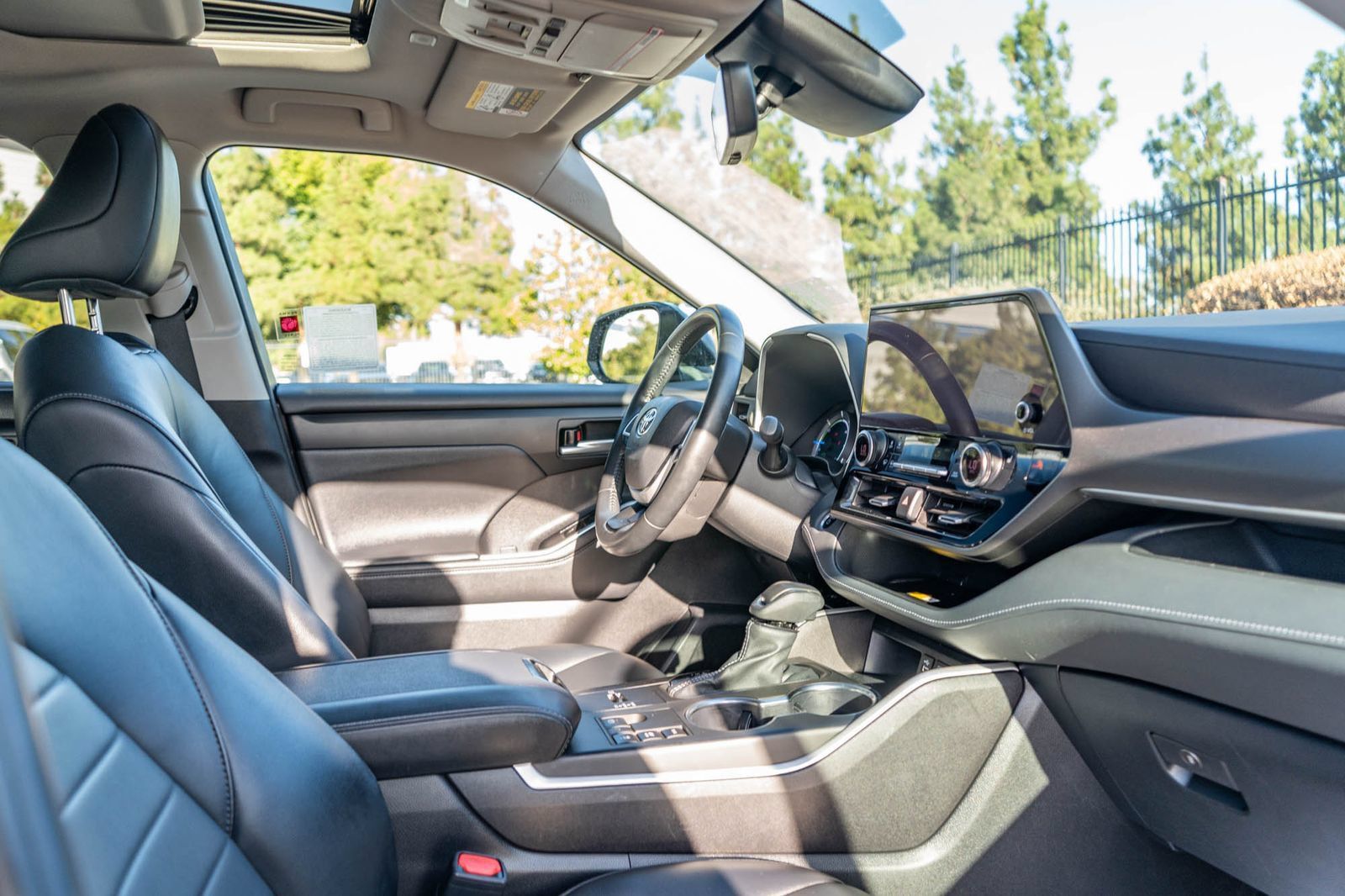 Used 2024 Toyota Highlander XLE AWD/4WD image 22