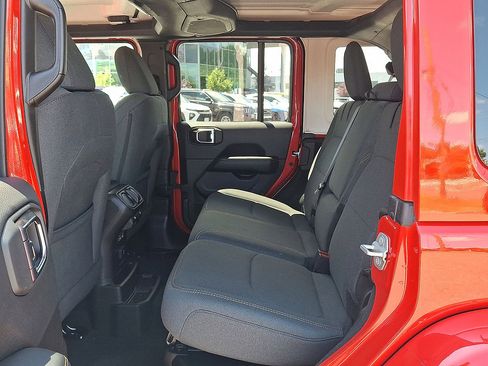 Used 2025 Jeep Wrangler Unlimited Sahara w/ Safety Group AWD/4WD image 26
