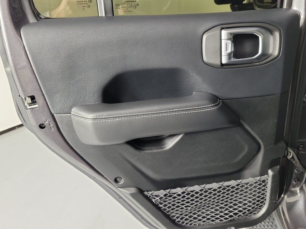 Used 2018 Jeep Wrangler Unlimited Sahara AWD/4WD image 11