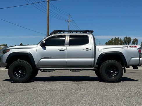 Used 2021 Toyota Tacoma TRD Off-Road w/ Technology Package AWD/4WD image 5