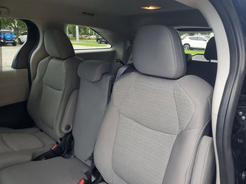 Used 2024 Toyota Sienna LE AWD/4WD image 13