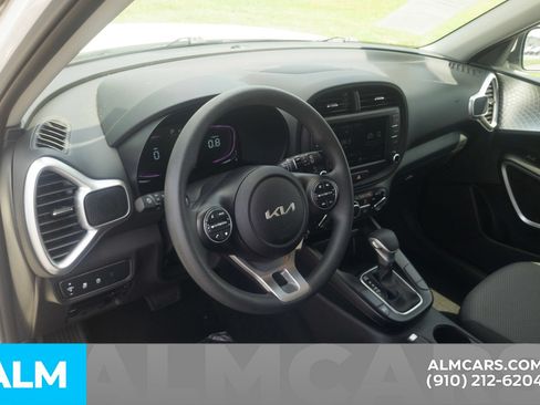 Used 2025 Kia Soul LX w/ LX Technology Package FWD image 14