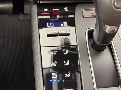 Used 2026 Porsche Macan AWD/4WD image 19