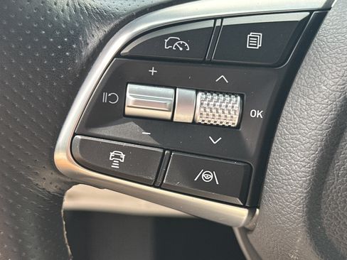 Certified 2025 Genesis G70 2.5T RWD image 24