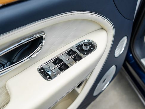 Used 2024 Bentley Bentayga Extended Wheelbase AWD/4WD image 25