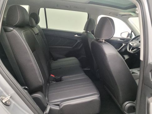 Used 2023 Volkswagen Tiguan SE w/ Panoramic Sunroof Package FWD image 19