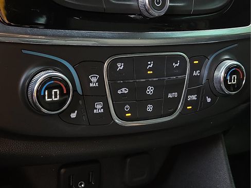 Used 2022 Chevrolet Traverse LT FWD image 18