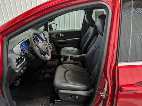 Used 2025 Chrysler Pacifica Select FWD image 15
