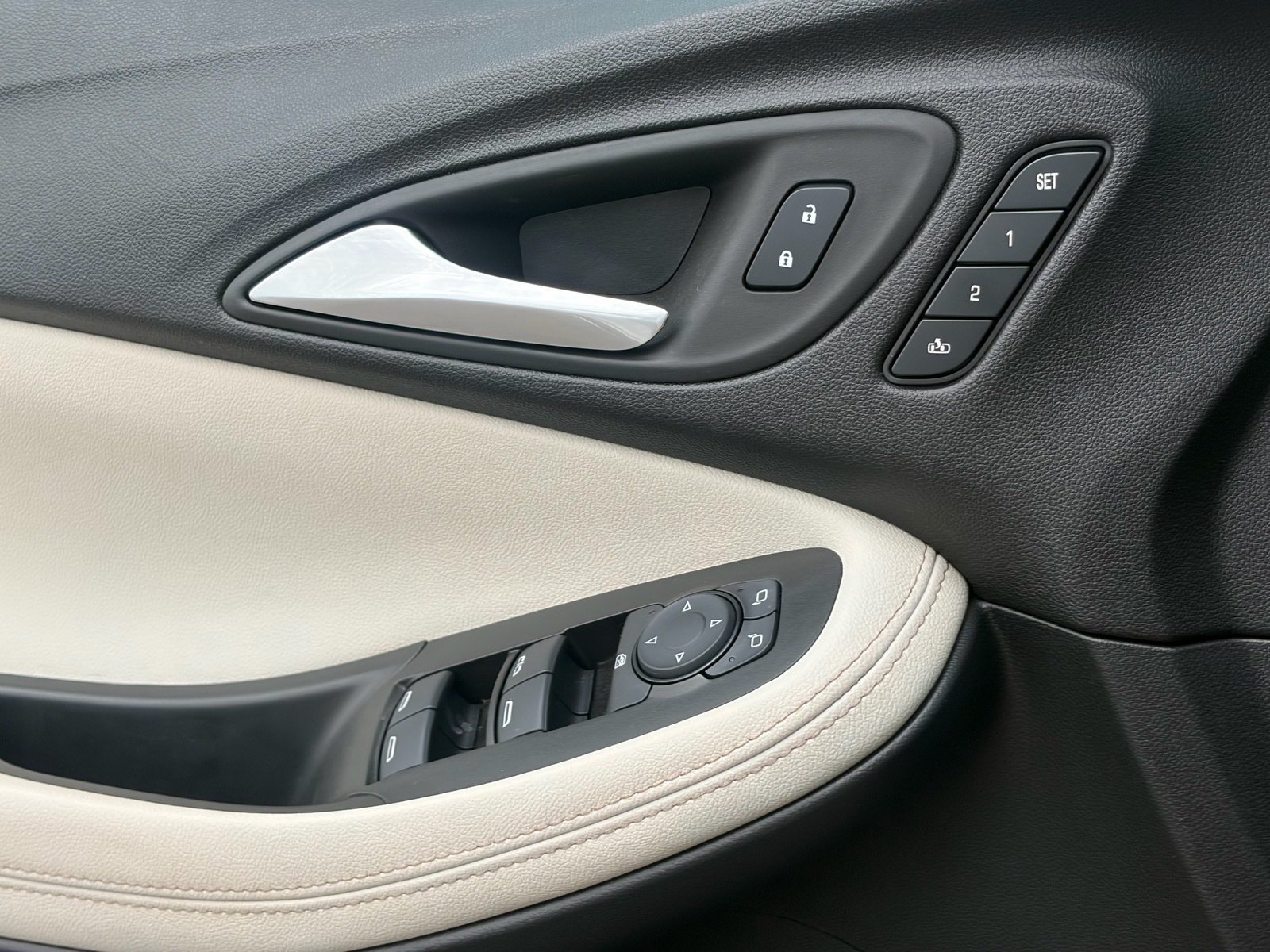 Used 2024 Buick Encore GX Avenir w/ Avenir Technology Package FWD image 20