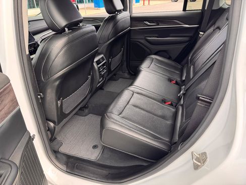 Used 2024 Jeep Grand Cherokee Limited AWD/4WD image 14