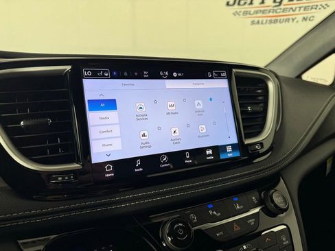 Used 2025 Chrysler Pacifica Select FWD image 27