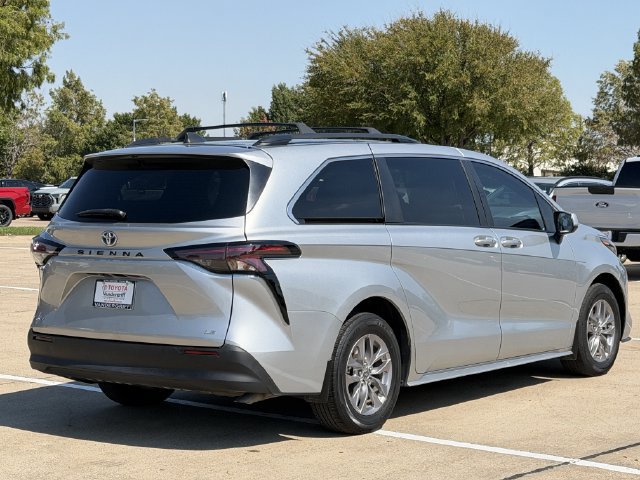 Used 2025 Toyota Sienna LE FWD image 4