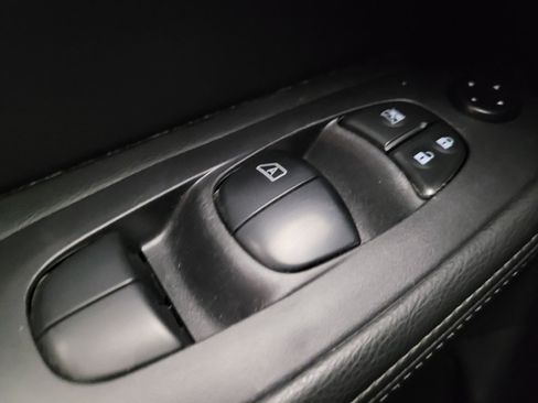 Used 2020 Nissan Pathfinder S FWD image 27