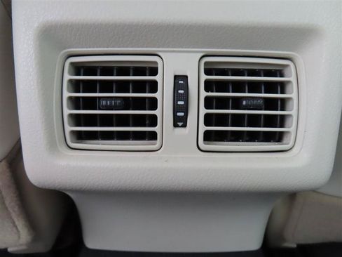 Used 2021 Toyota Camry XLE FWD image 31