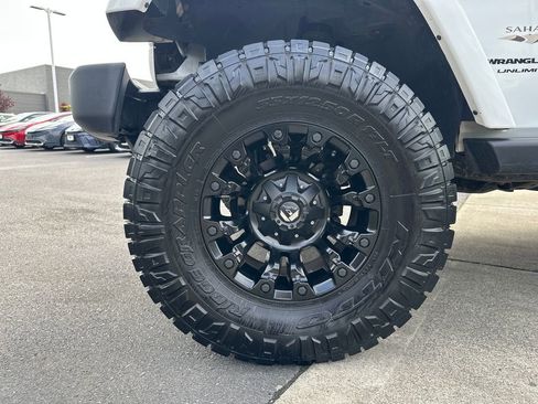 Used 2018 Jeep Wrangler Unlimited Sahara w/ Connectivity Group AWD/4WD image 27