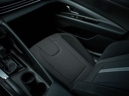 New 2025 Hyundai Elantra SE image 24