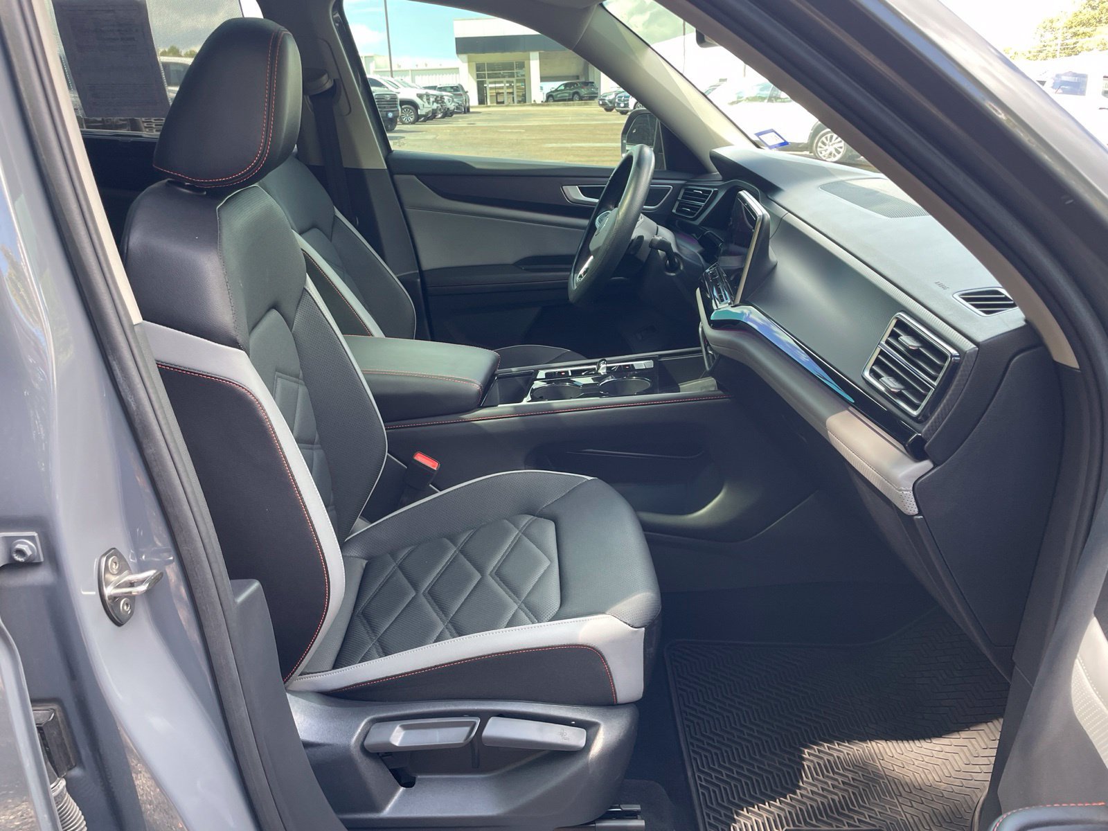 Used 2024 Volkswagen Atlas Peak Edition SE AWD/4WD image 37