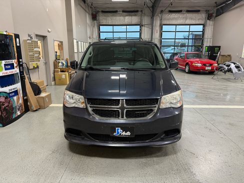 Used 2014 Dodge Grand Caravan SXT FWD image 2