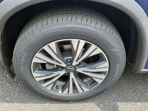 Used 2023 Nissan Rogue SV image 17