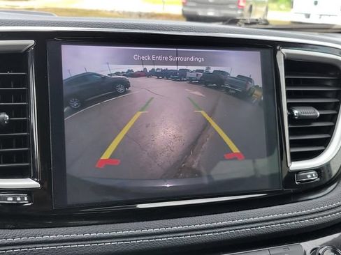 Used 2024 Chrysler Pacifica Limited FWD image 10