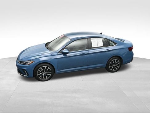 Used 2025 Volkswagen Jetta SE FWD image 32