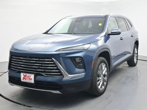 Used 2025 Buick Enclave Preferred AWD/4WD image 3