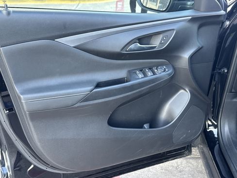 Used 2025 Buick Envista Preferred image 3