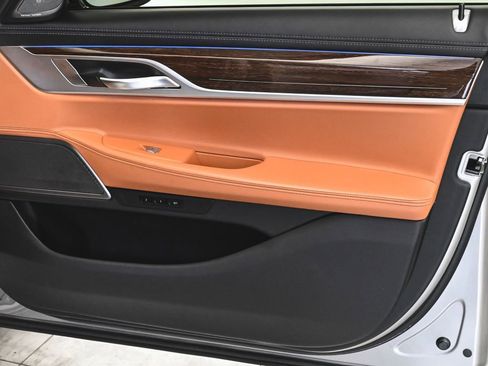 Used 2022 BMW 740i xDrive w/ M Sport Package image 10