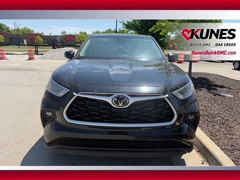 Used 2025 Toyota Highlander LE FWD image 3