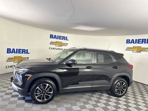 Used 2025 Chevrolet TrailBlazer LT image 2