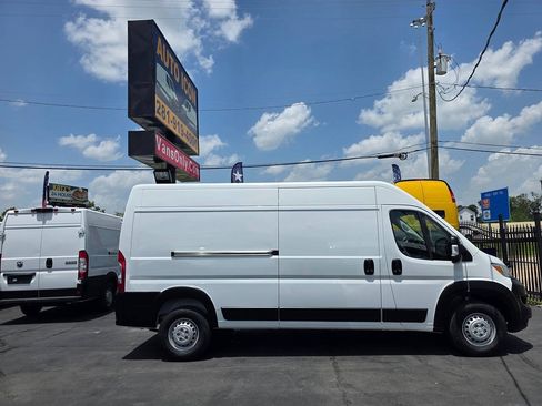 Used 2025 RAM ProMaster 2500 w/ Convenience Group FWD image 3