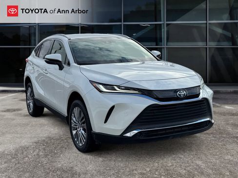 Used 2022 Toyota Venza XLE image 1