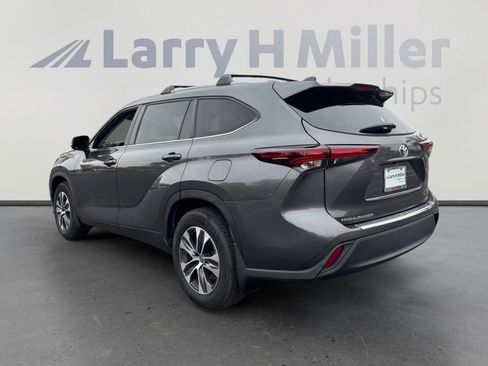 Certified 2024 Toyota Highlander XLE FWD image 3
