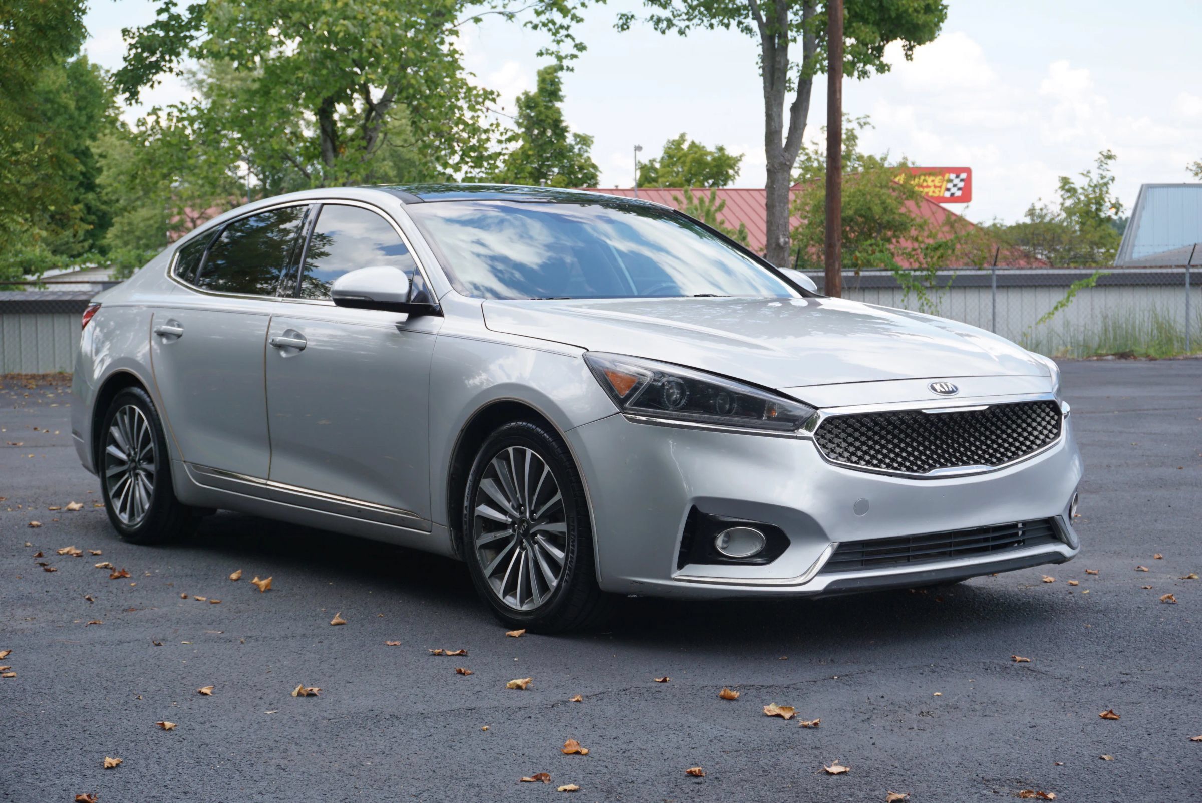 Used 2017 Kia Cadenza Premium w/ Luxury Package FWD image 3