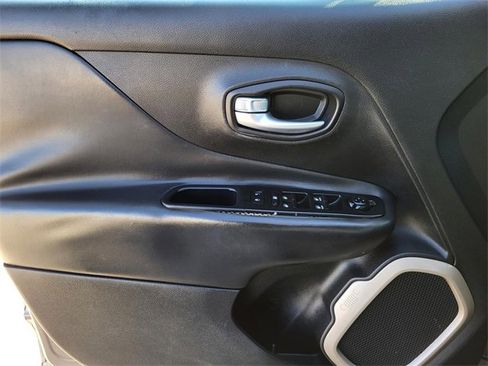 Used 2016 Jeep Renegade Limited image 16